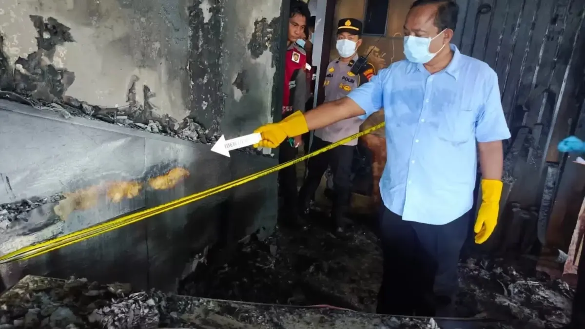 Petugas Unit Identifikasi Satuan Reskrim Polres Kukar, melakukan Olah TKP di Ruang Rapat Dinas Kominfo yang terbakar akibat aksi nekat Ak, seorang oknum karyawan kontrak. (IST.)