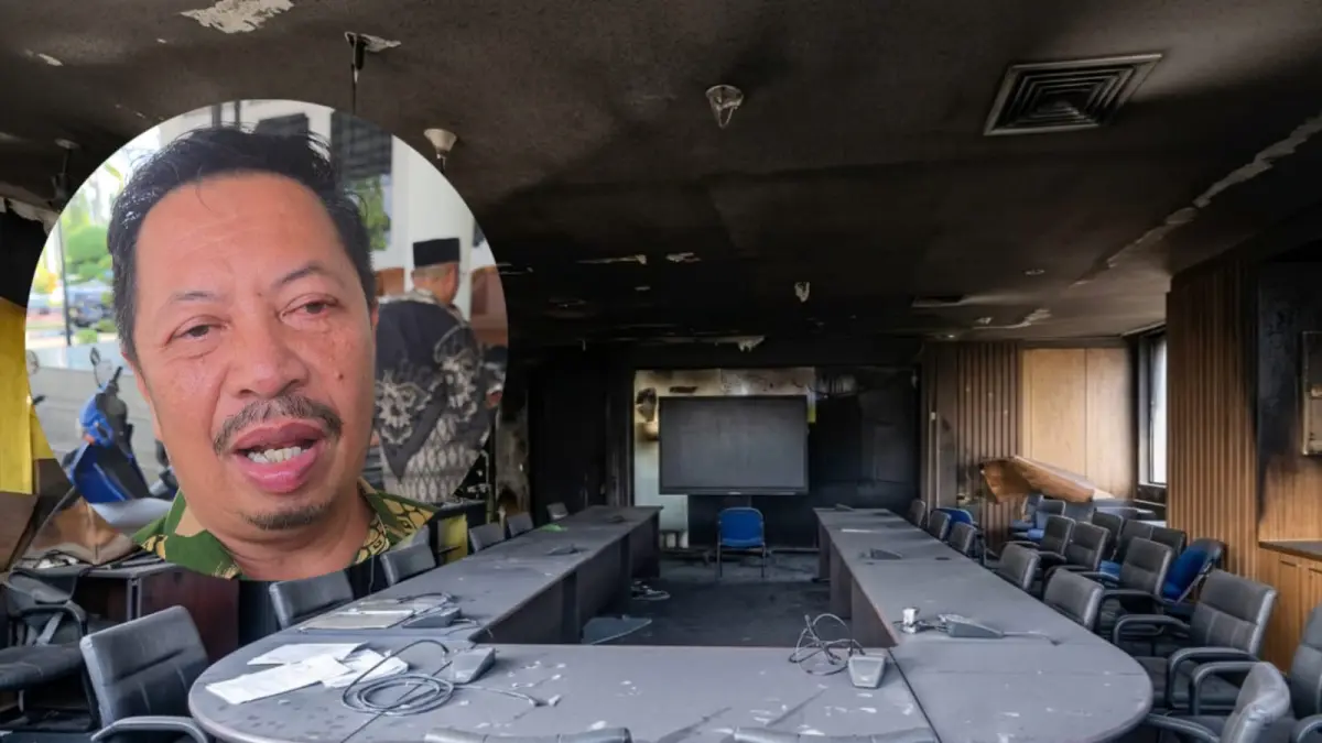 Plt Kepala Diskominfo Kukar Solihin dan ruang rapat yang terbakar.