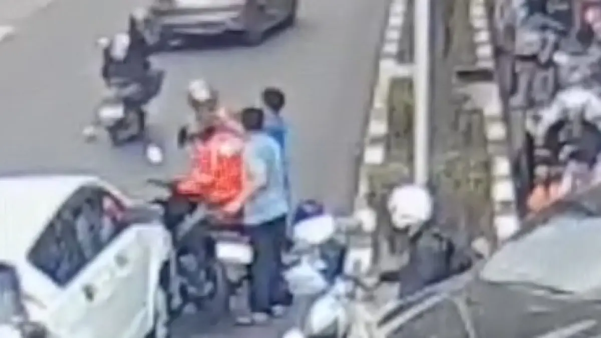 Wakapolsek Samarinda Ulu mengenakan helm terkena pukulan oleh seorang pria berkemeja biru