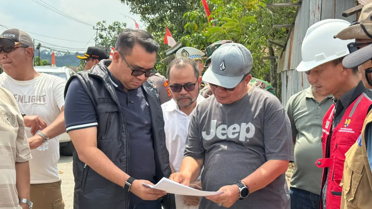 Bupati Kukar Aulia Rahman Basri meninjau jalan amblas poros Loa Kulu-Samarinda bersama jajaran (Elmo/Prokal.co)