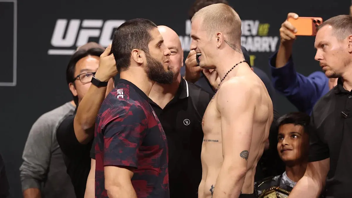 Islam Makhachev dan Ian Gary dalam sesi faceoff.