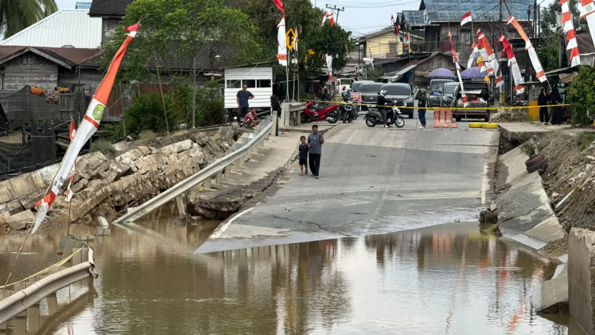 Kondisi amblas poros Loa Kulu-Samarinda yang tak dapat dilalui (Elmo/Prokal.co)