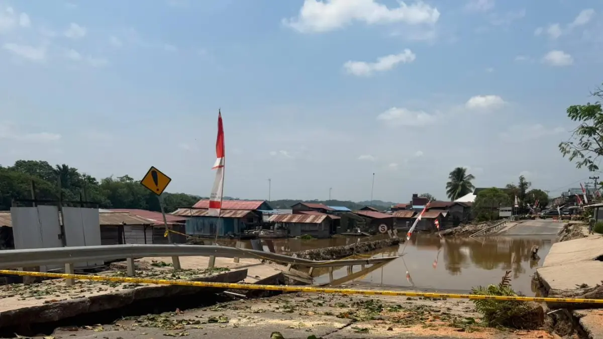Kondisi jalan poros Loa Kulu-Samarinda di Dusun Margasari, Jembayan yang amblas (Elmo/Prokal.co)