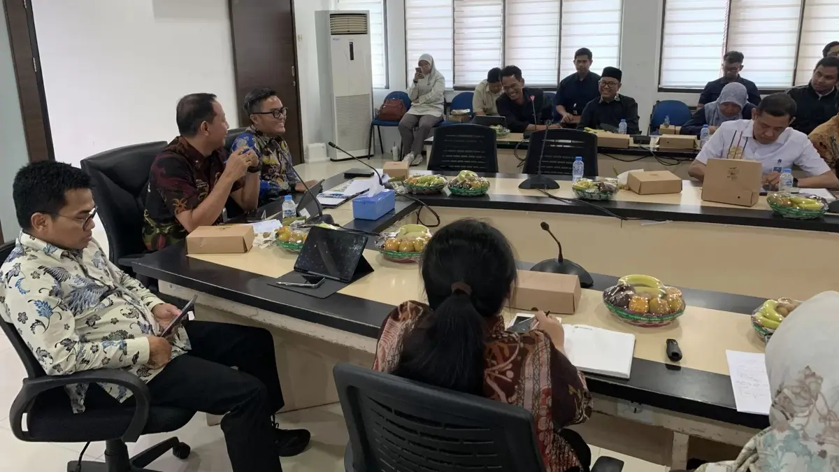 Plt Sekda Kota Balikpapan Agus Budi Prasetyo (kiri) berbincang dengan Ketua Forum TJSL Bambang Saputra di sela Rakor Semester II Forum TJSLP/CSR Balikpapan. (DOK FORUM TJSL)