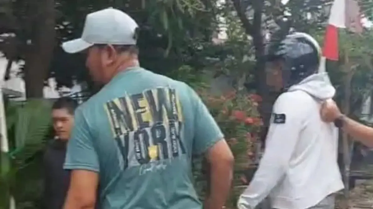 Terduga pencuri motor (kanan) milik mahasiswi yang tinggal di Jalan Pramuka diamankan anggota Polsek Samarinda Ulu. (rin)