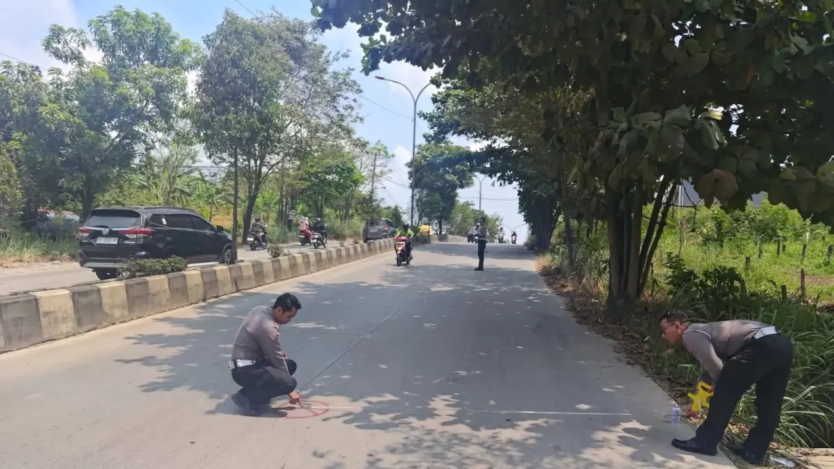 Unit Gakkum Satlantas Polresta Samarinda lakukan olah Tempat Kejadian Perkara (TKP) di Jalan Rapak Indah, Kecamatan Sungai Kunjang. (kis)
