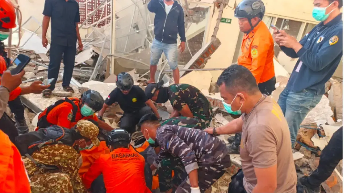 Para prajurit TNI bersama petugas dari instansi lain membantu korban terdampak gempa bumi magnitudo 7,7 di NTT pada Rabu (15/8). (TNI)
