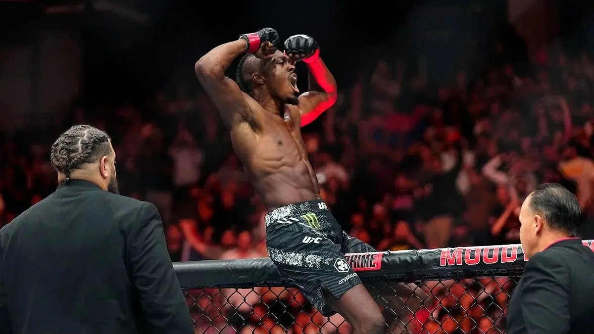 Jalin Turner menang atas lawannya di UFC 330.
