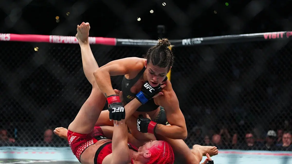 Mackenzie Dern saat mengalahkan Gillian Robertson.