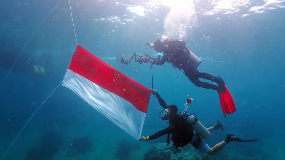 Pengibaran bendera di bawah laut.