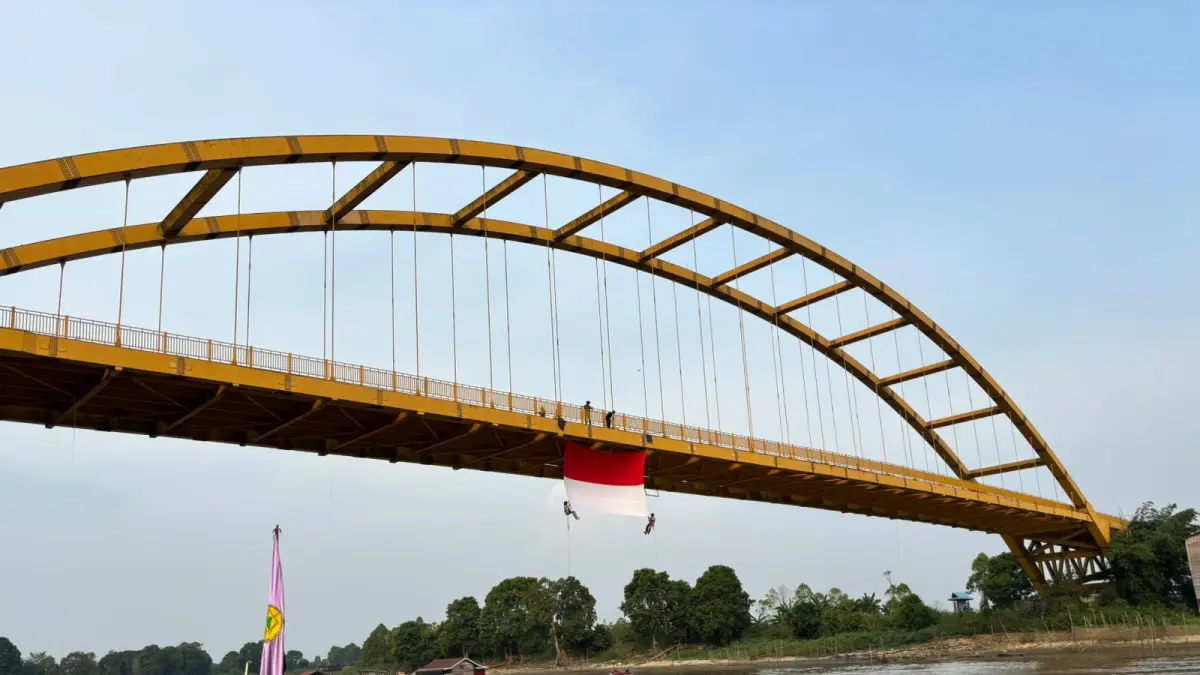 &nbsp;Pengibaran bendera merah putih di Jembatan Pela, Kota Bangun (Ist/Wamapala Unikarta)