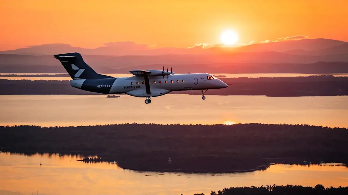 Pesawat demonstrator X1 milik Heart Aerospace—pesawat listrik berbasis baterai terbesar yang pernah terbang—melintasi Lembah Champlain di dekat Plattsburgh, New York, saat matahari terbit dalam penerbangan perdananya pada Agustus 2026.
