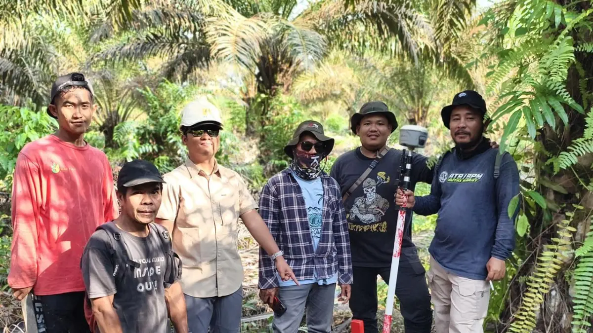 PLN bersama petugas BPN Kutai Timur melakukan pengecekan dan penandaan batas bidang tanah tapak tower SUTT 150 kV Muara Wahau–Sangatta.