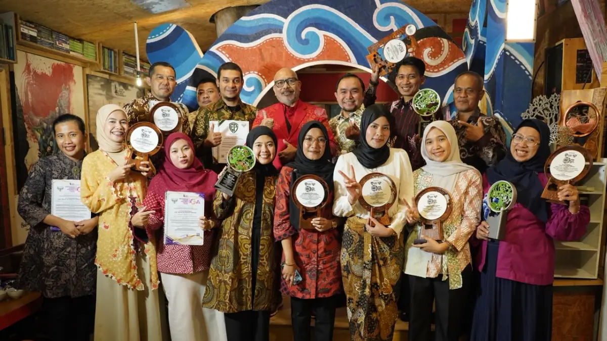 Senior Manager Perizinan, Pertanahan dan Komunikasi PLN UIP Kalimantan Bagian Timur, Raditya Kuntoro (baris belakang, kedua dari kanan), berfoto bersama para penerima penghargaan.