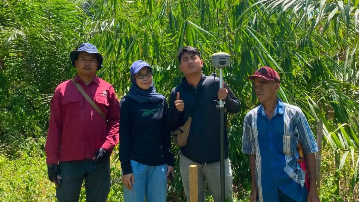 Tim PLN UPP KLT 4 bersama BPN dan aparat desa meninjau lokasi lahan tapak tower.
