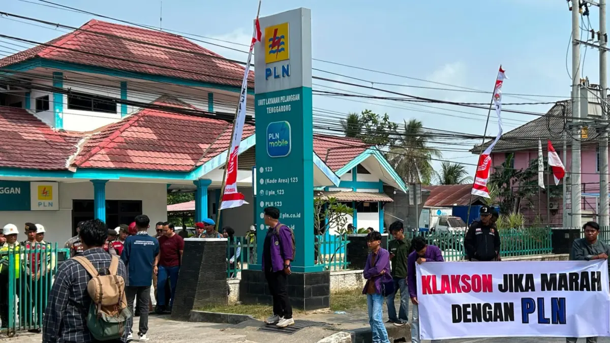 Aksi demonstrasi Unikarta di Kantor ULP PLN Tenggarong (Istimewa)