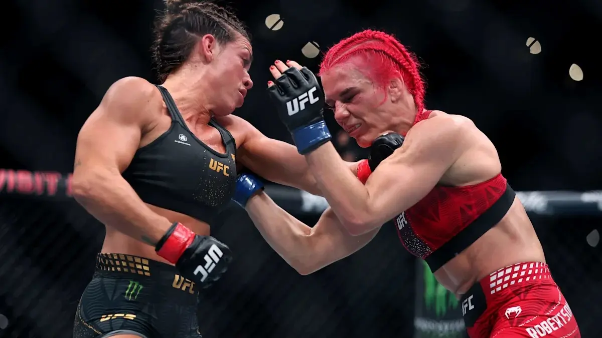 Gillian Robertson (kanan) pada UFC 330 berhadapan dengan Mackenzie Dern.