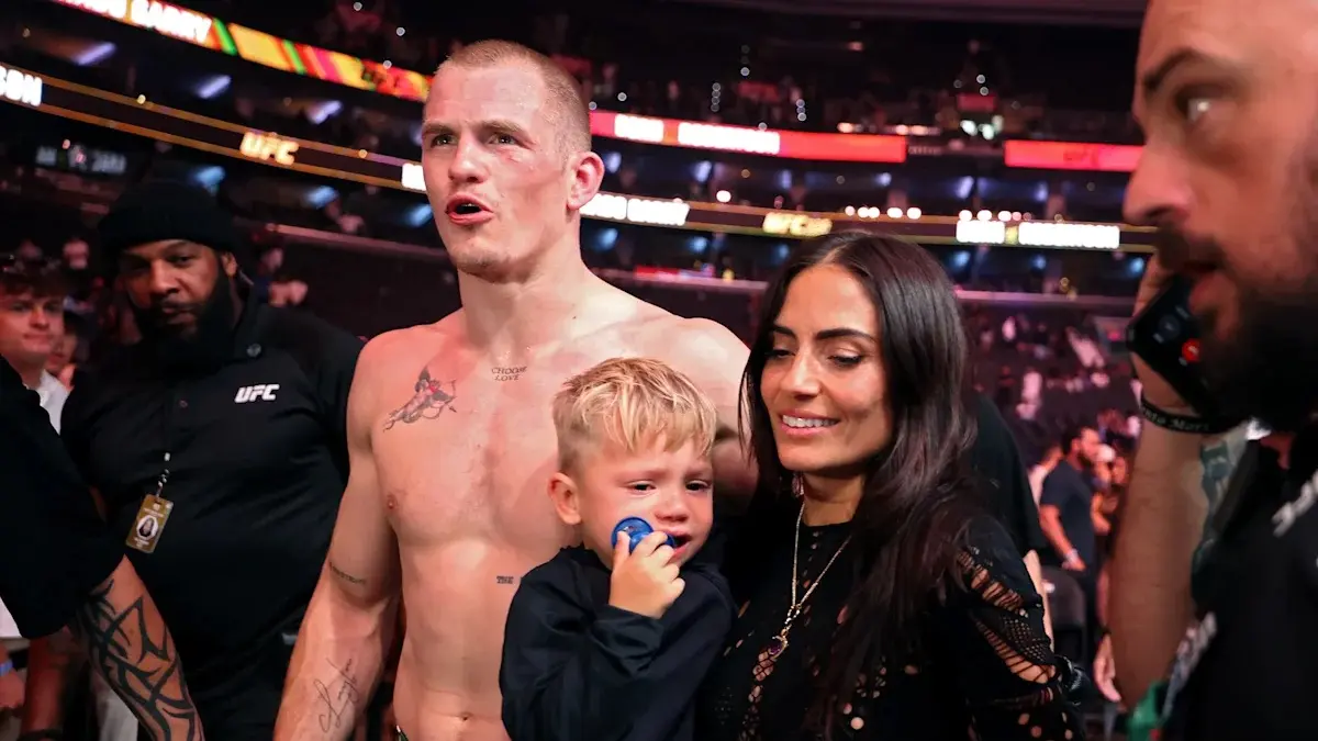 Ian Garry bersama anak dan istrinya.