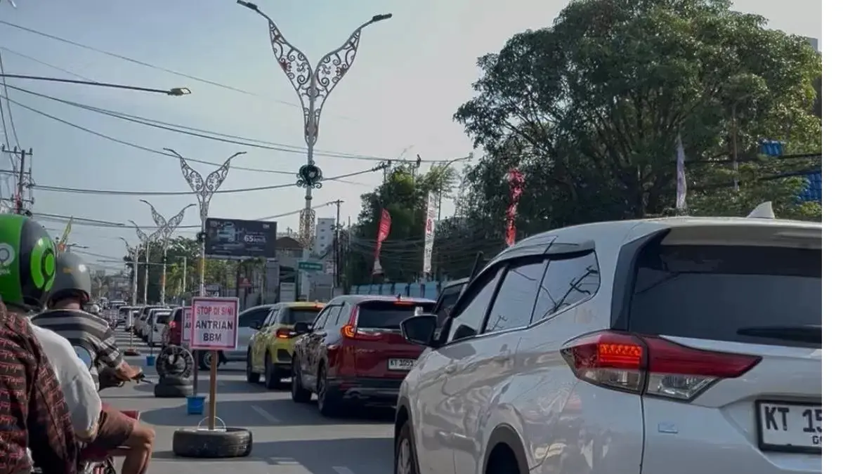 Antrean BBM di Jalan MT Haryono.