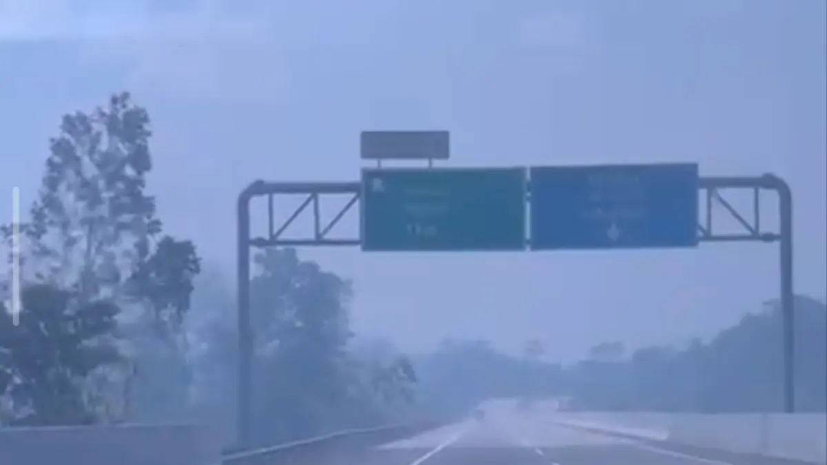 Asap akibat kebakaran di jalur tol Balsam.