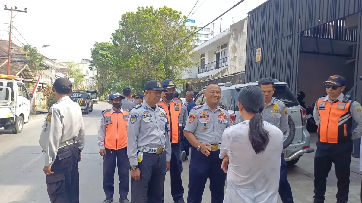Petugas Dishub Samarinda saat menertibkan kendaraan yang parkir sembarangam di Jalan Camar.