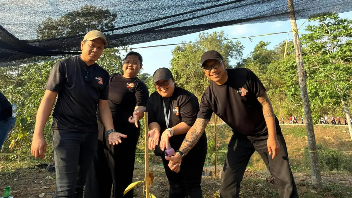 Upaya menghijaukan kawasan Ibu Kota Nusantara (IKN) terus diperkuat melalui kolaborasi lintas sektor. Sebanyak lebih dari 2.000 bibit tanaman ditanam di kawasan Taman Kota IKN, Penajam Paser Utara (PPU), Kalimantan Timur, Minggu (16/8/2026).