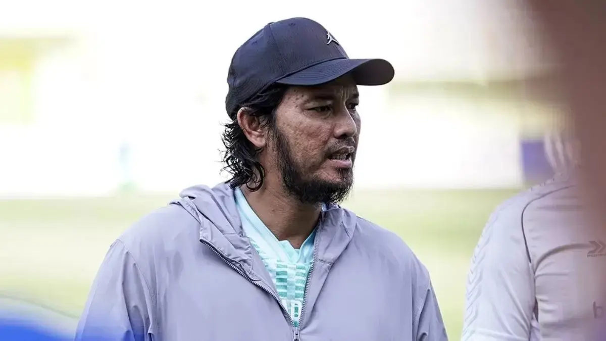 Ade Suhendra menjadi sosok di balik perjalanan Adhyaksa FC hingga promosi dan kini menukangi Isen Mulang FC di Super League 2026/2027. Dia didampingi Aang Suparman yang juga eks Persiba. (Isen Mulang FC)