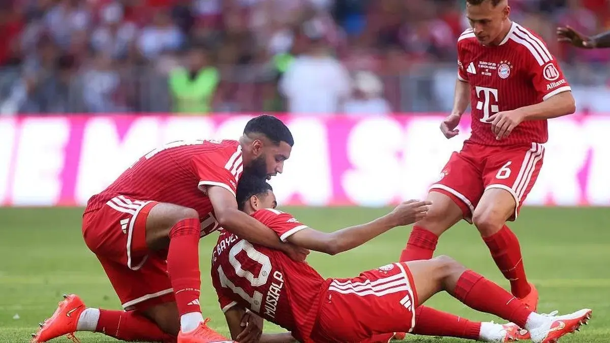 Jamal Musiala saat mengalami kolaps dan langsung mendapat pertolongan para pemain Bayern Munchen.
