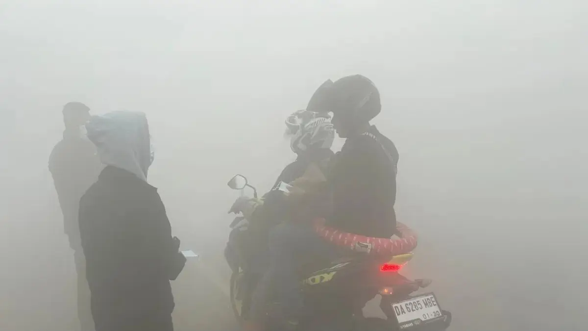 Jarak pandang di Landasan Ulin Selatan terbatas, pengendara berhati-hati dan memakai masker (sheilla/radar Banjarmasin)