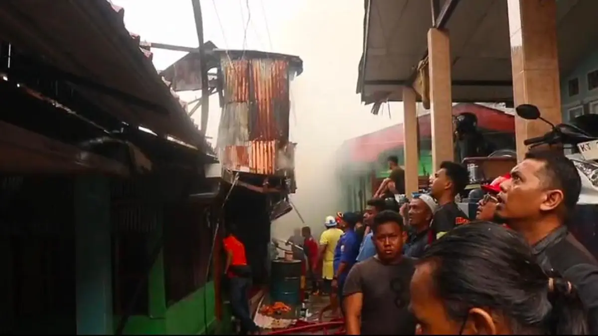 Kebakaran besar menghanguskan permukiman padat penduduk di kawasan Dahor, Kelurahan Baru Ilir, Balikpapan Barat, Kamis (20/8/2026) pagi.