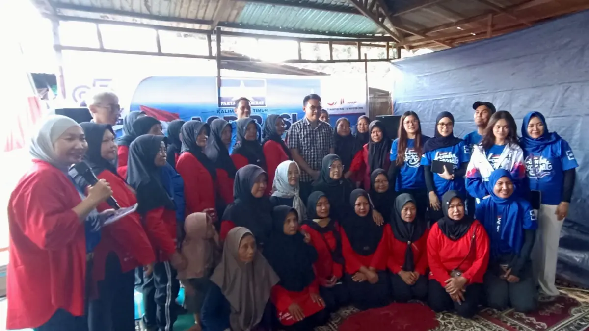 Ketua Umum DPD Demokrat Provinsi Kalimantan Timur Bambang Soepriyadi foto bersama dengan kaum ibu petani di Lok Bahu Samarinda