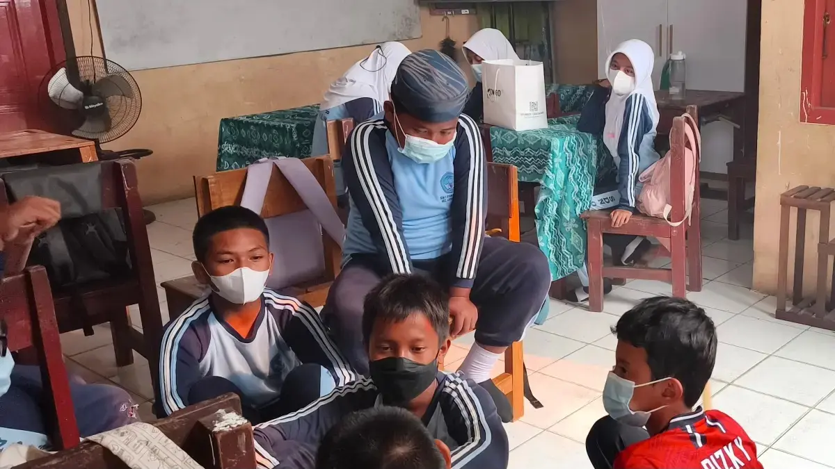 Para siswa SDN 1 Syamsudin Noor memakai masker saat berada di luar ruang kelas.