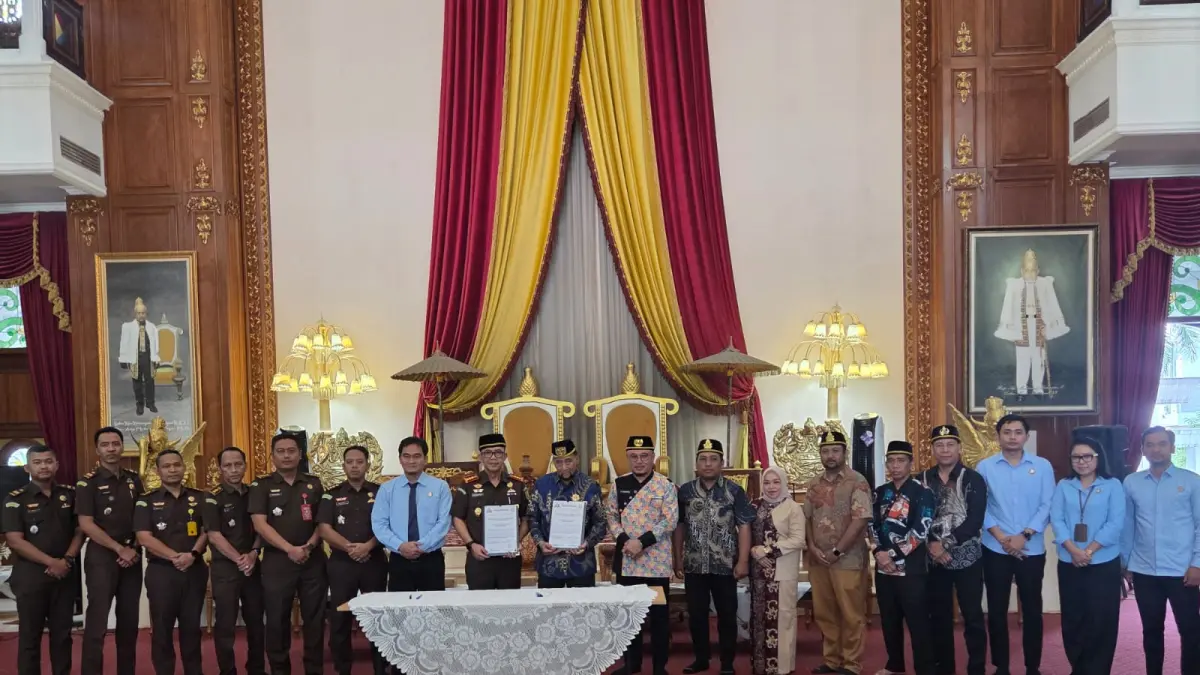 Penandatanganan pakta Kejari Kukar dan Kesultanan Kutai Kartanegara Ing Martadipura (Elmo/Prokal.co)