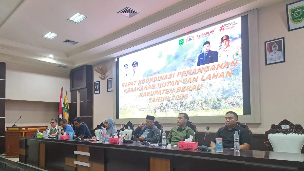 RAPATKAN BARISAN: Rapat koordinasi penanganan karhutla di Berau bersama Forkopimda dan pihak swasta, di Ruang Rapat Sangalaki, Kantor Bupati Berau, Selasa, 18 Agustus 2026. IZZA/BERAU POST