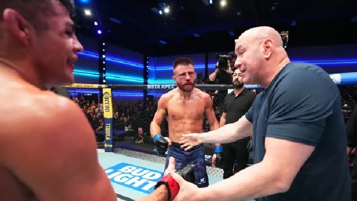 Roman Puga (kiri) dan Taner Trembley (kanan) mendapatkan ucapan selamat dari Dana White usai pertarungan.