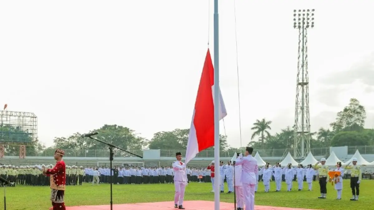Upacara pengibaran bendera pada HUT ke-81 Kemerdekaan Republik Indonesia, oleh PT Pupuk Kalimantan Timur (Pupuk Kaltim).