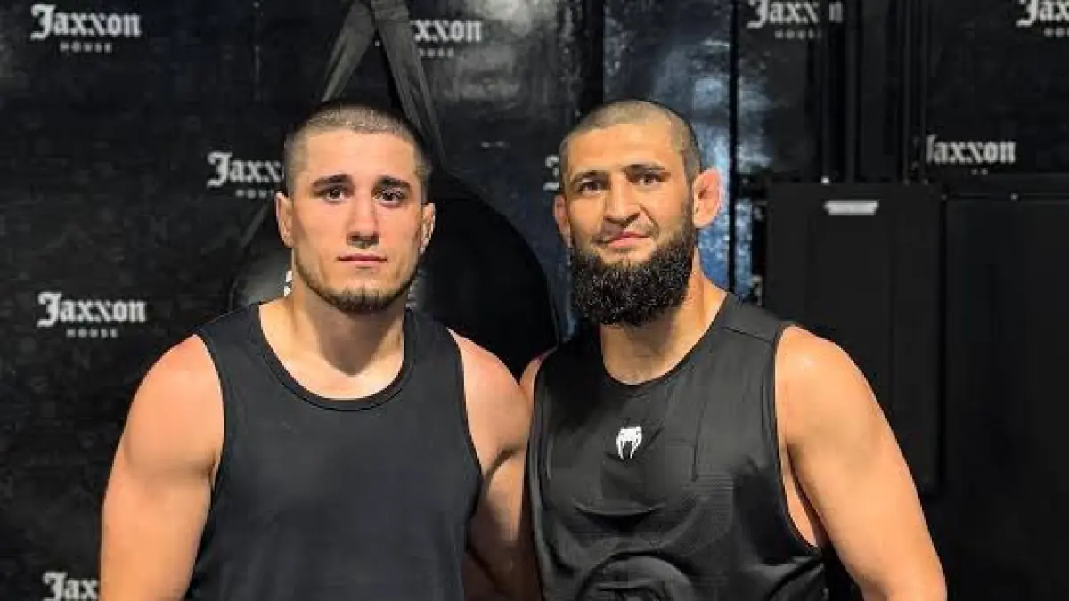 Baisangur Susurkaev (kiri) dan Khamzat Chimaev.