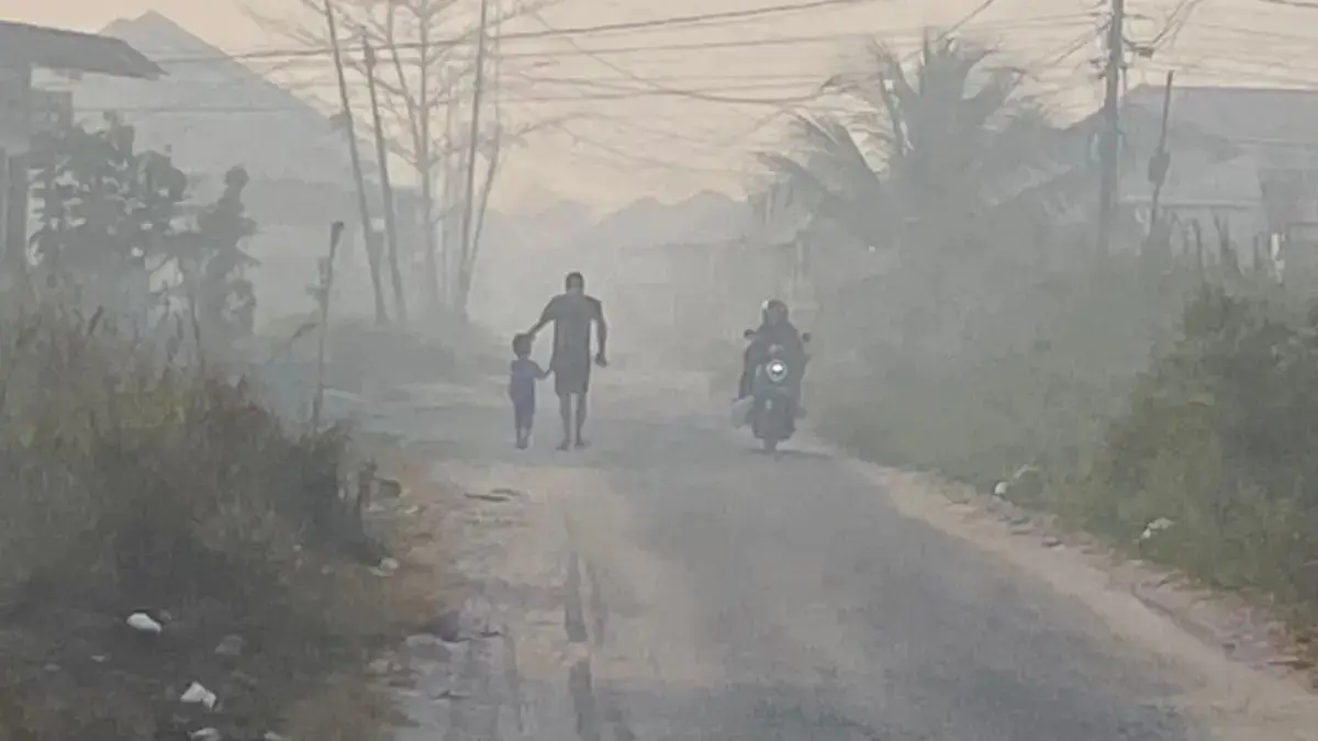 Kabut asap ganggu jarak pandang.(Miftah/kaltengpos.jawapos.com)
