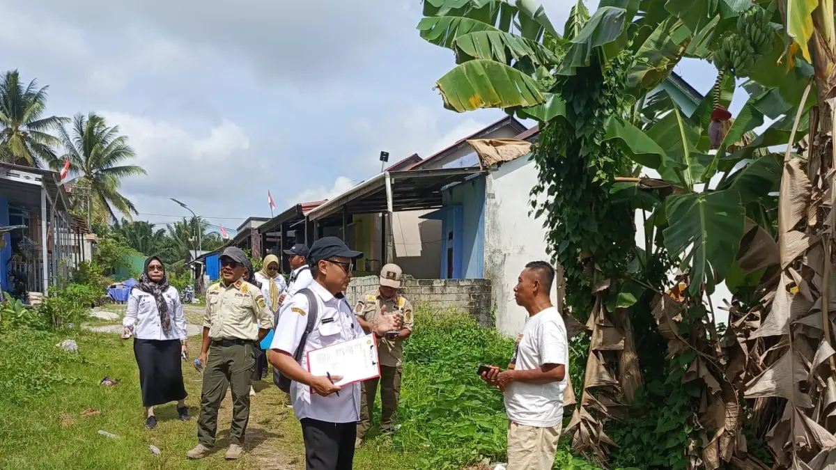  Personel Satpol PP mendampingi tim Bappenda PPU melakukan Official Assessment terhadap volume pemanfaatan air tanah di Perumahan Nuansa Bumi, Desa Girimukti.