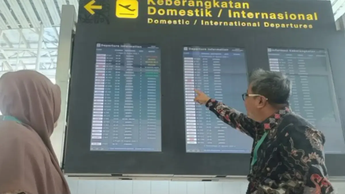 Branch Communication & CSR Department Head Bandara Supadio M Joko Wahyudi (kanan) dan Airport Operation Center Head Bandara Supadio Ratna Pramuniarti memperlihatkan jadwal penerbangan di Bandara Supadio, Kabupaten Kubu Raya, Jumat (21/8). (ANTARA/HO-Jessica Helena Wuysang)