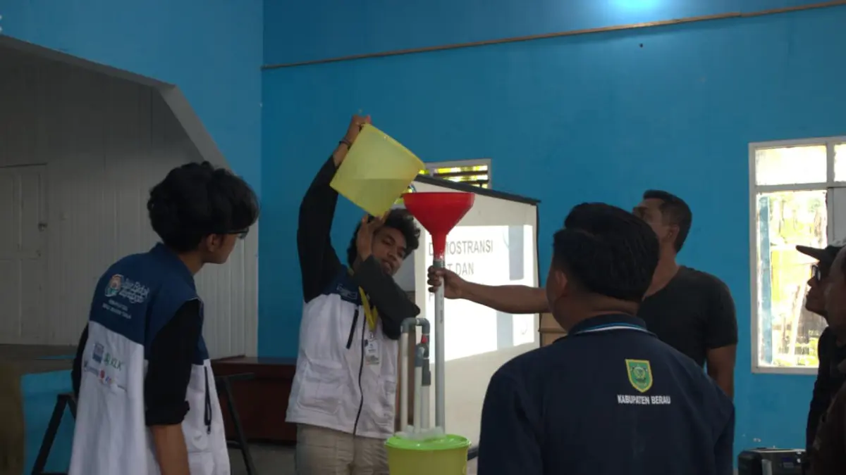 MITIGASI: Mahasiswa KKN dari UGM menghadirkan inovasi penampungan air hujan yang terintegrasi dengan sistem irigasi tetes sebagai alternatif pengelolaan air untuk perkebunan di wilayah pesiri Berau.
