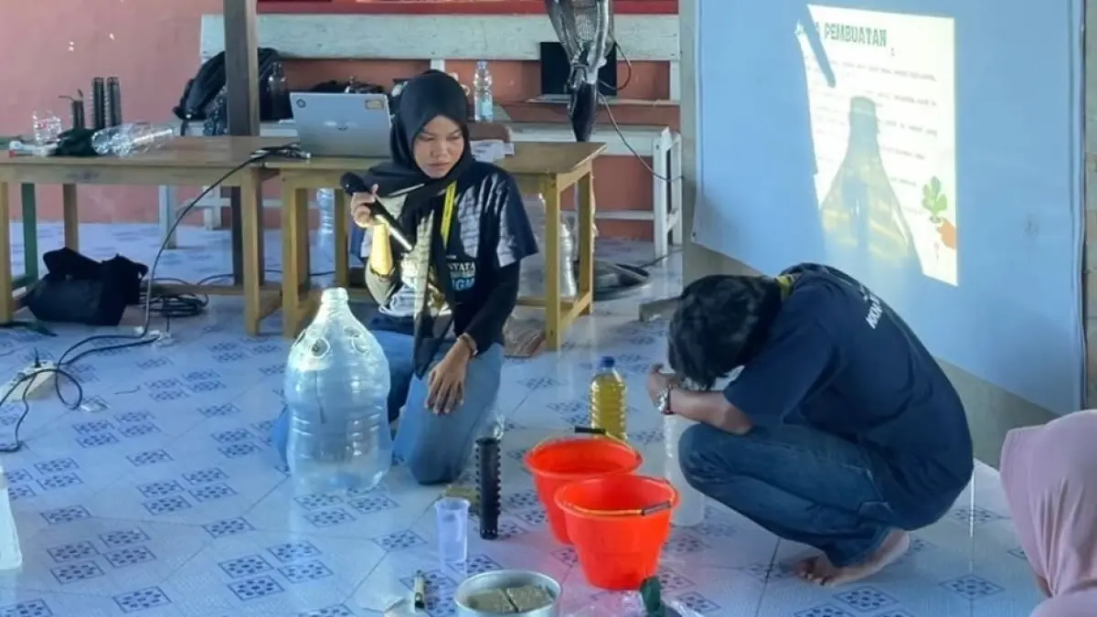 PAPARKAN: Mahasiswa KKN-PPM UGM menggelar sosialisasi pembuatan sistem hidroponik ramah lingkungan untuk warga di pesisir Berau. ISTIMEWA