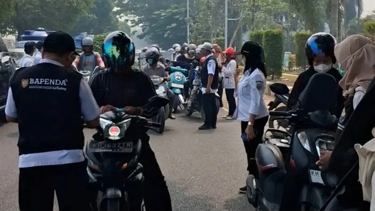 Razia atau penertiban Pajak Kendaraan dilakukan Bapenda di Tengah Kabut Asap.(Agus Pramono/kaltengpos.jawapos.com)