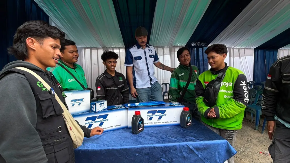TJM berbagi kepada pengemudi ojol.