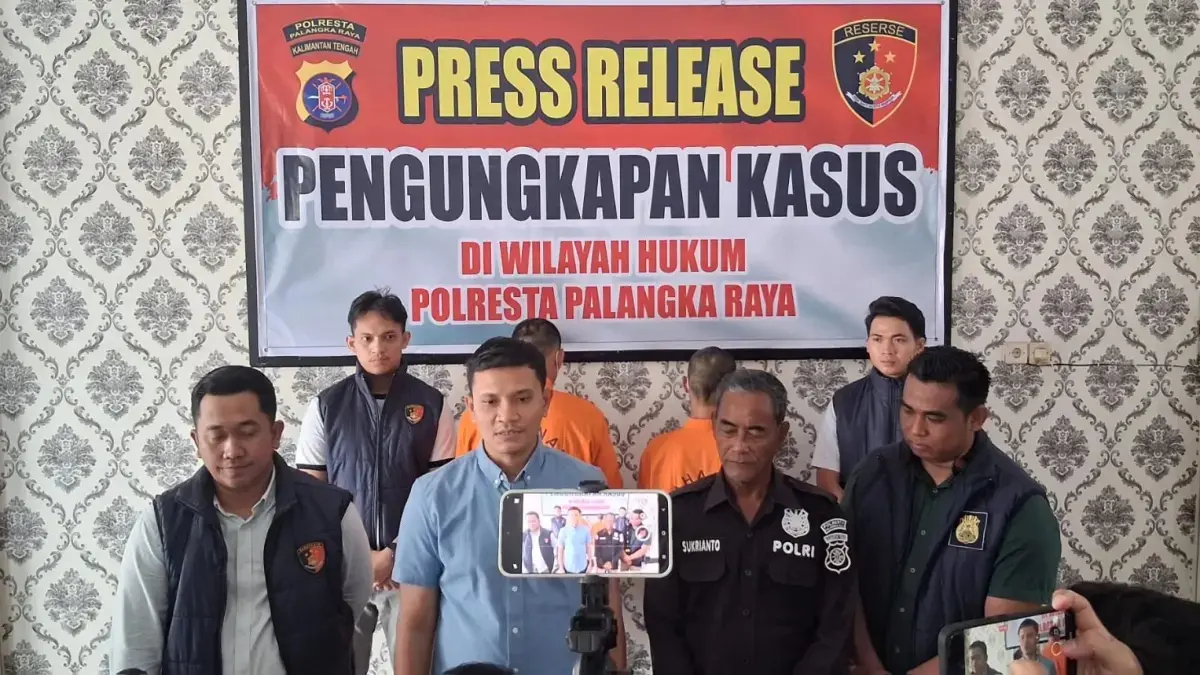 Kedua pelaku ditahan atas dugaan melakukan pembakaran lahan.(Agus Pramono/kaltengpos.jawapos.com)