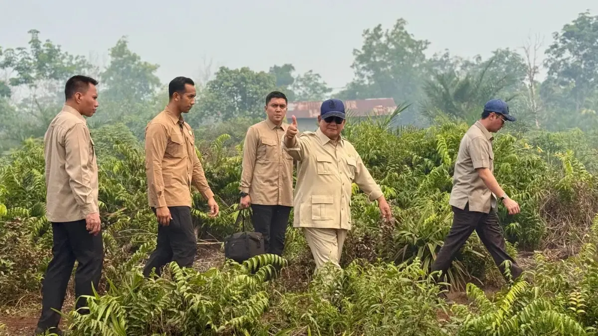 Presiden RI Prabowo Subianto meninjau langsung lokasi karhutla di Desa Limbung, Kecamatan Sungai Raya, Kalimantan Barat pada Sabtu (22/8). (MEIDY KHADAFI/PONTIANAK POST)
