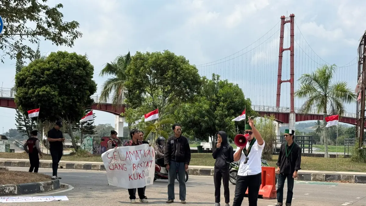 Aksi demonstrasi HMI Kukar di depan Kantor Bankaltimtara Cabang Tenggarong (Elmo/Prokal.co)