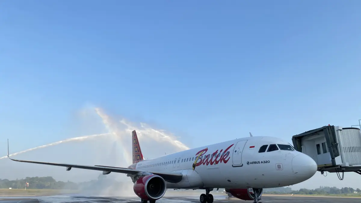 BUTUH VISIBILITAS TINGGI: Maskapai Batik Air melakukan penyesuaian jadwal penerbangan pada Minggu (23/8/2026) di Bandara Kalimarau, Berau. SENO/BERAU POST
