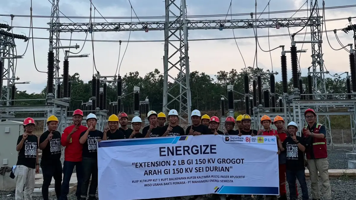 Foto bersama tim di area GI 150 kV Grogot dalam rangka kegiatan Energize Extension 2 LB GI 150 kV Grogot arah GI 150 kV Sei Durian.