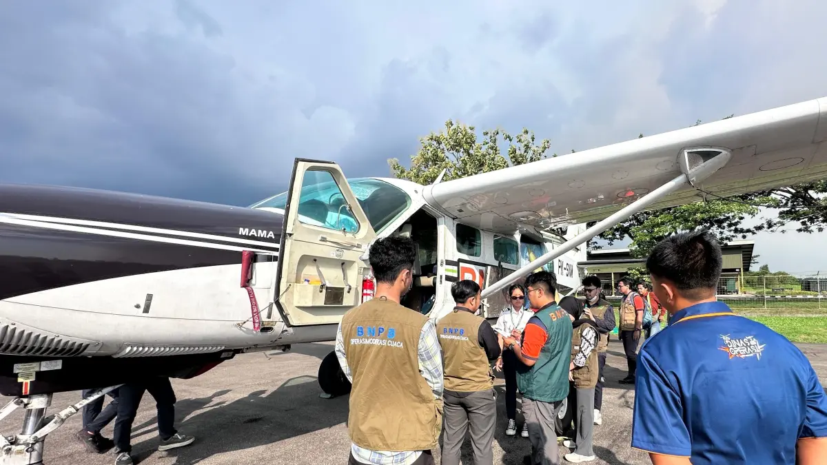 Ilustrasi petugas melakukan persiapan pelaksanaan OMC di Lanud Supadio Pontianak,.